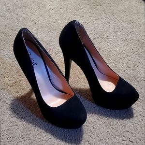 Black pumps